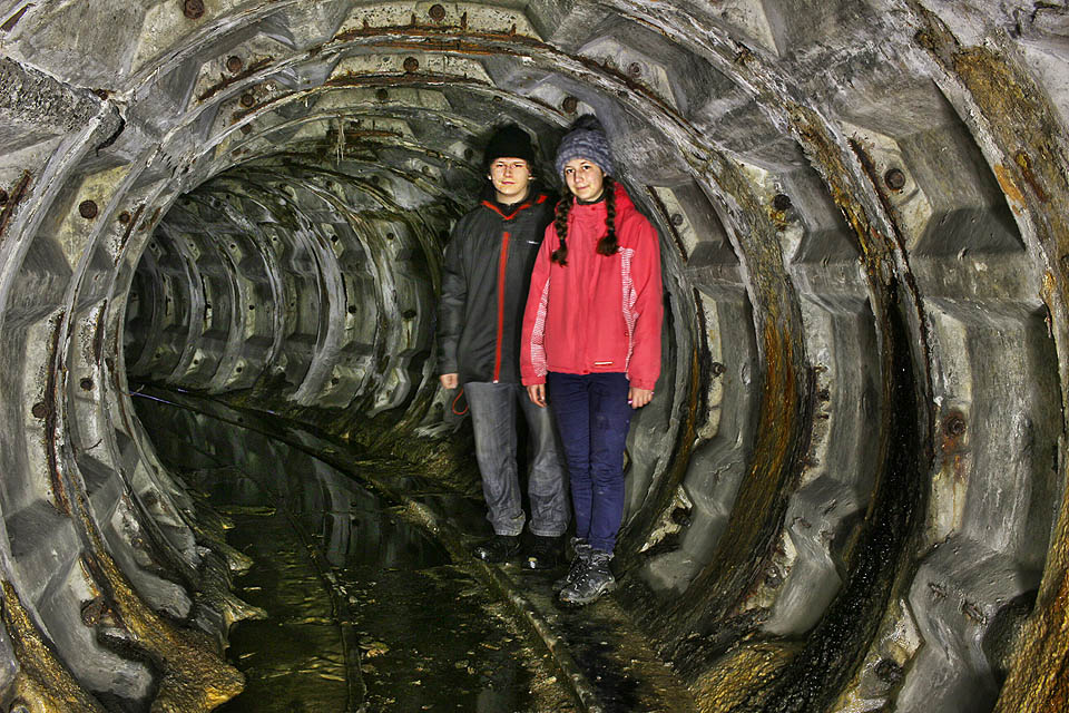 Protože vstupy do temného podzemí jsou vidět z povrchu, ale dovnitř se dostal z místních jen málokdo, kolují o „Černovickém metru“ nejrůznější legendy. Třeba, že bylo vybudované jako zkratka pro pěší, kteří jdou ze čtvrti Roša k nádraží.