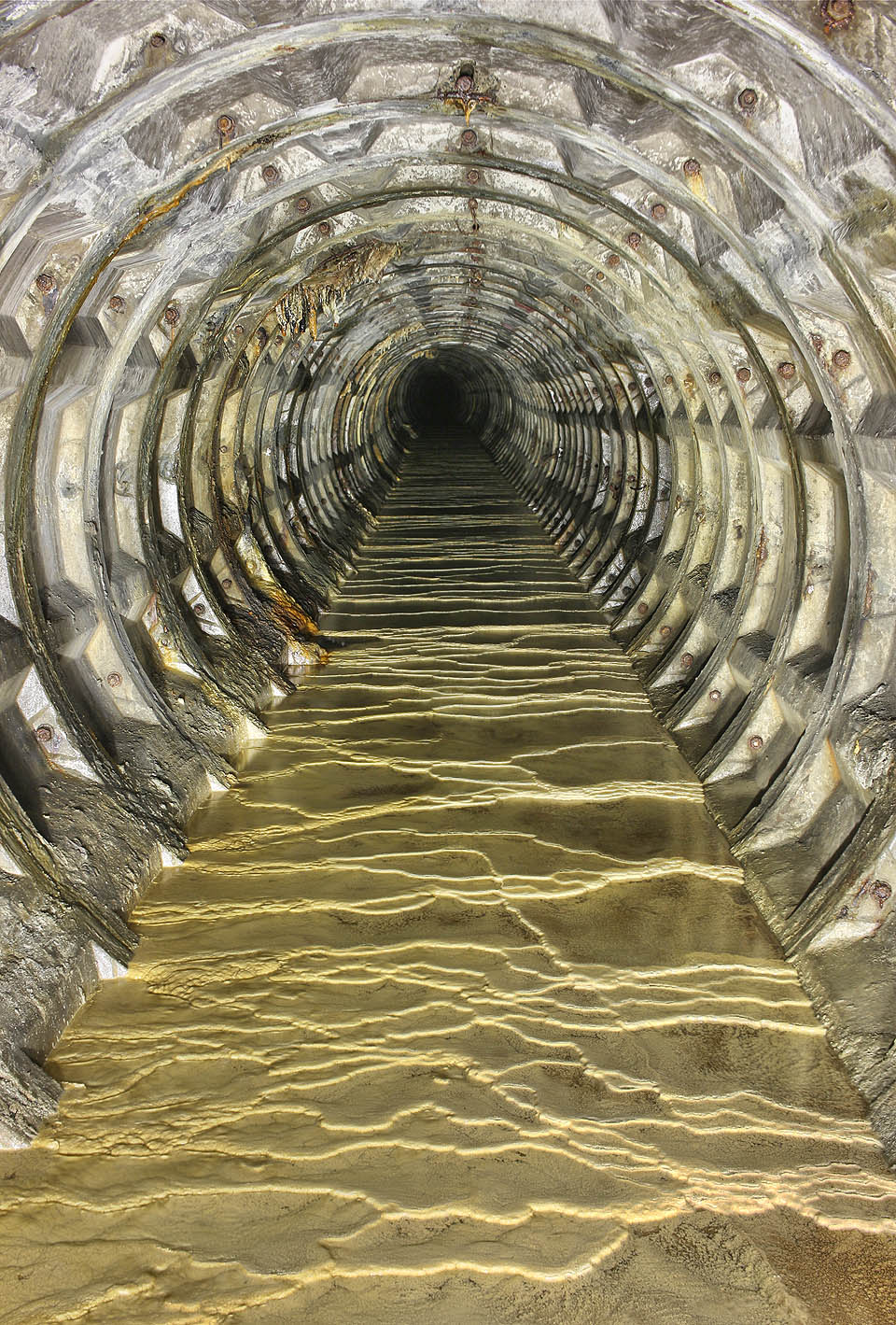 Nedaleko od vstupu se nachází nejkrásnější úsek štoly, s počvou pokrytou sintrovými lavicemi mocnosti přes 10 cm. Pokud porostou stejným tempem, za 800 let už štolou nikdo neproleze a bude potřeba vybudovat novou.