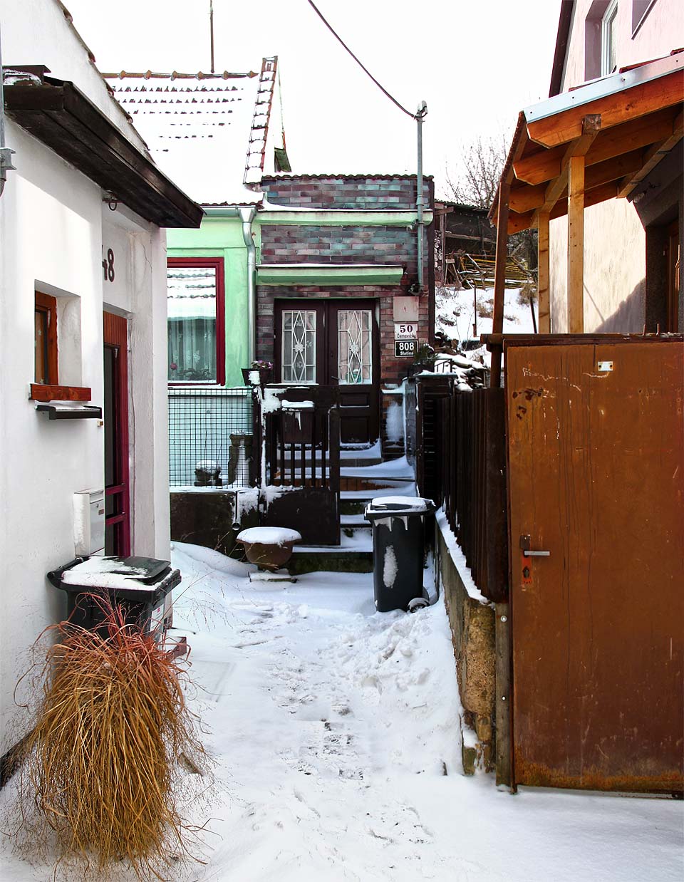 Nejužší ulička v molonii Černovičky se několikrát lomí a končí slepě.