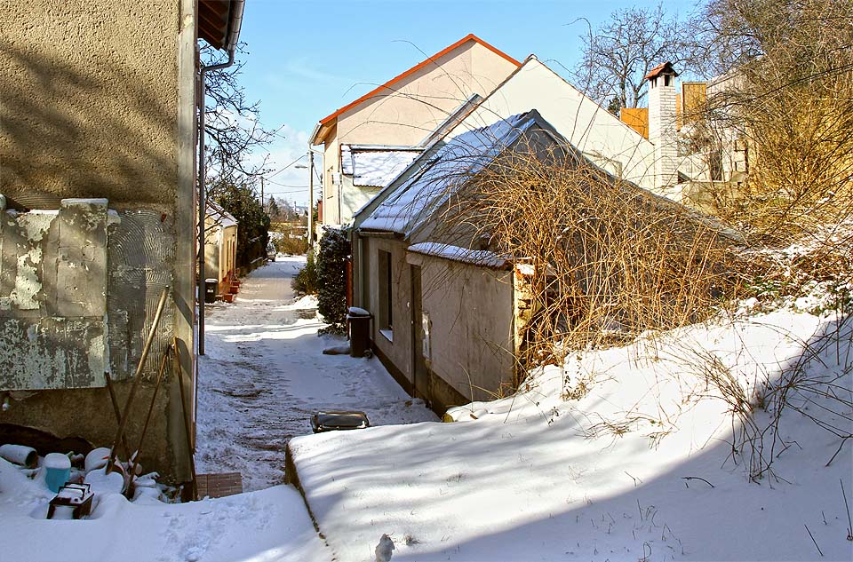 Konec severní uličky východní části kolonie. Vpravo je vidět stěny bývalé štěrkovny.