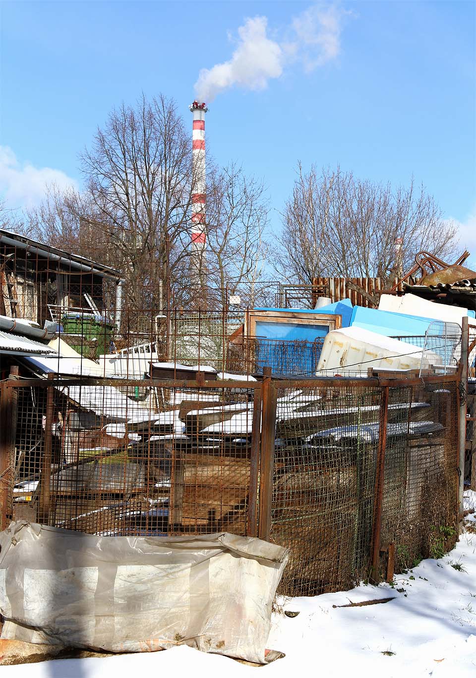 …průmyslový charakter kolonie tak udržují alespoň nedaleké komíny <a href=/Tema/Spalovna%20Brno>spalovny</a> a Zetoru.