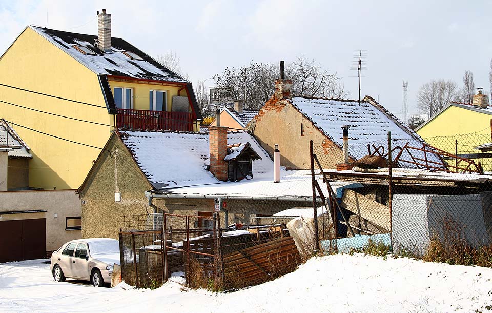 Příjemný klid kolonie ruší hukot dálničního přivaděče pod ní i frekventované městské ulice nad ní. Přesto sem doléhá tak jaksi tlumeněji než jinam.