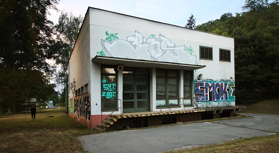 Čerpací stanice Kamenný mlýn je již nekolik let opuštěná a chátrá rukou přihlouplých sprejerů. Objekt úpravny vody je nicméně stále udržován a budova je v dosahu ostrahy.