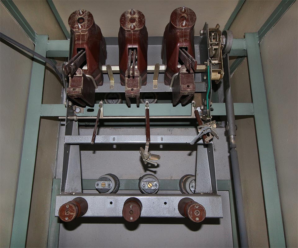 Rozvaděč se sedmi boxy obsahoval také frekvenční měniče pro elektrické pohony čerpadel. Kabelů, jističů, spínačů a odpojovačů, pojistek, měřících přístrojů a kontrolek tu kdysi muselo být hodně.