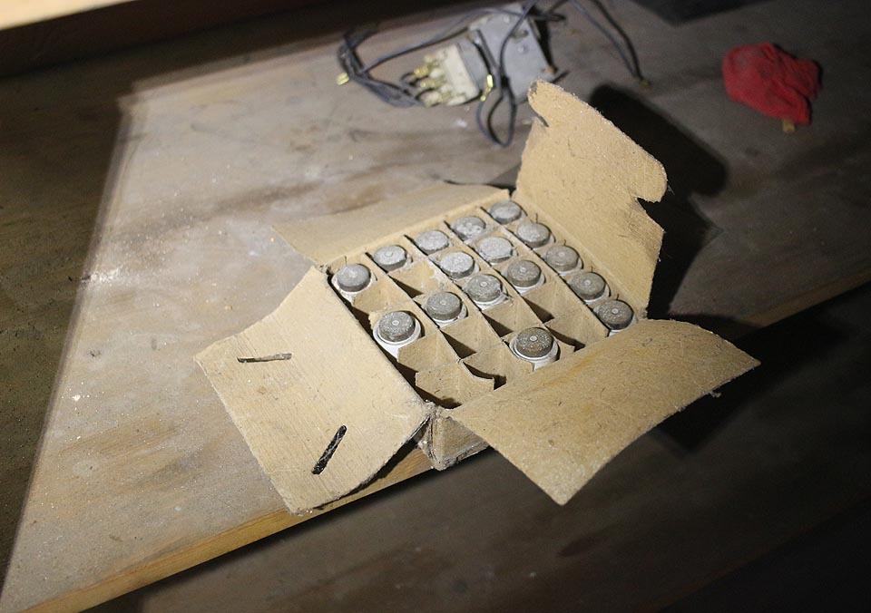 Zásobník pojistek. Kdyby se jimi dalo střílet, Clay Allison by byl s jejich počtem spokojen.