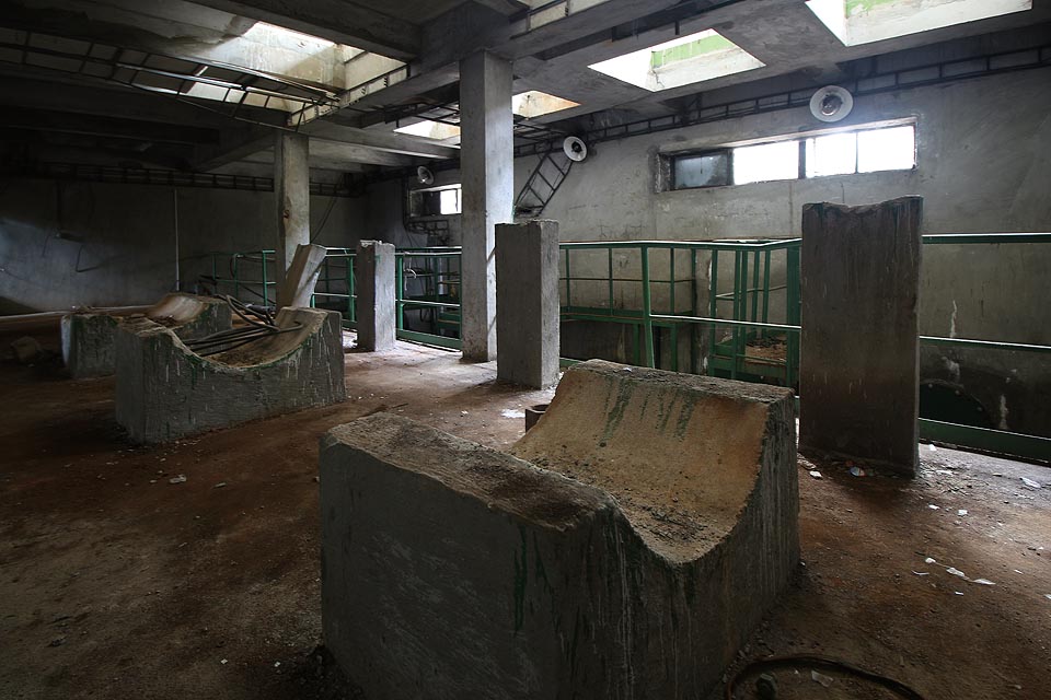 Tady se zřejmě nacházely těžké armatury čerpadel, které místnost plnily rachotem. Dnes je tu naprosté ticho, přerušované jen kapáním vody z netěsného kohoutku.