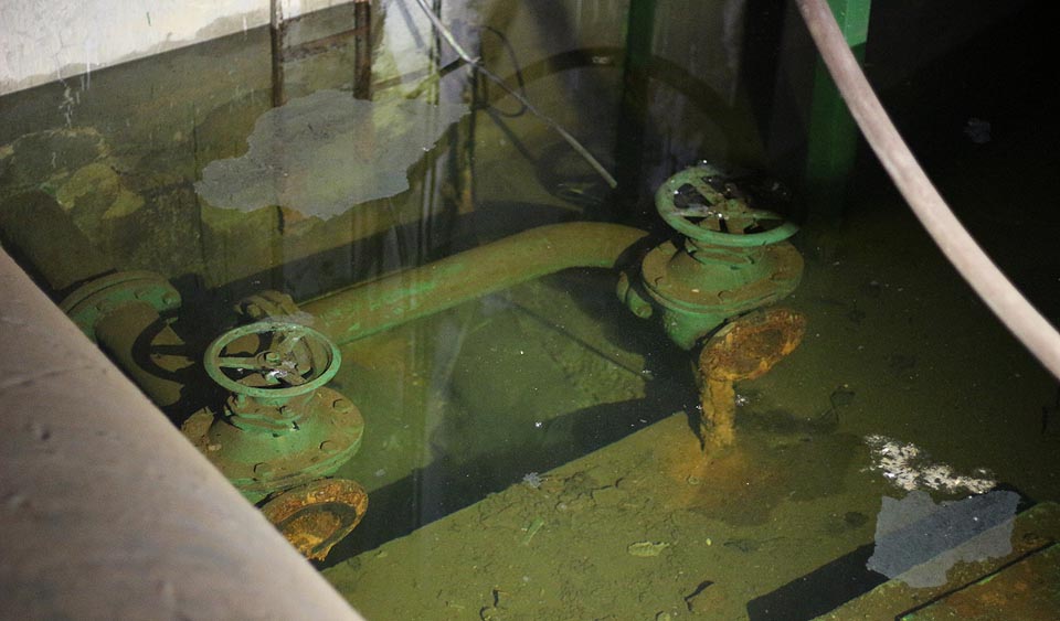 Protože už stanice pár let nečerpá, ocitly se některé její části hluboko pod vodou.