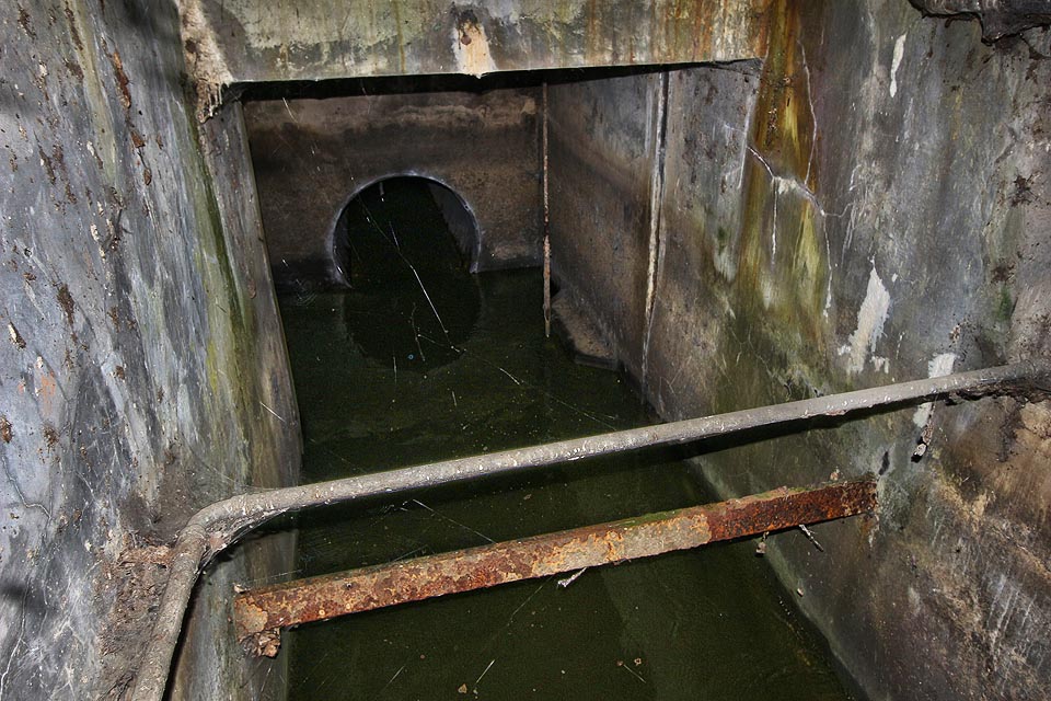 Po spuštění do jedné z šachet lze zahlédnout rychle proudící vodu mizící v černé rouře pod budovou. Tak vypadá dnes začátek <a href="/Tema/Svratecký náhon">Svrateckého náhonu</a> - vydal by se tam dobrovolně jedině blázen.