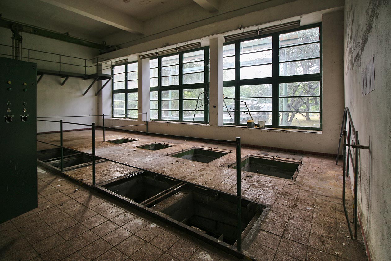 Nahlédněme raději do samotné čerpací stanice. Podle popisu se zde donedávna nacházely dva páry vertikálních čerpadel, sahající přes dvě poschodí.