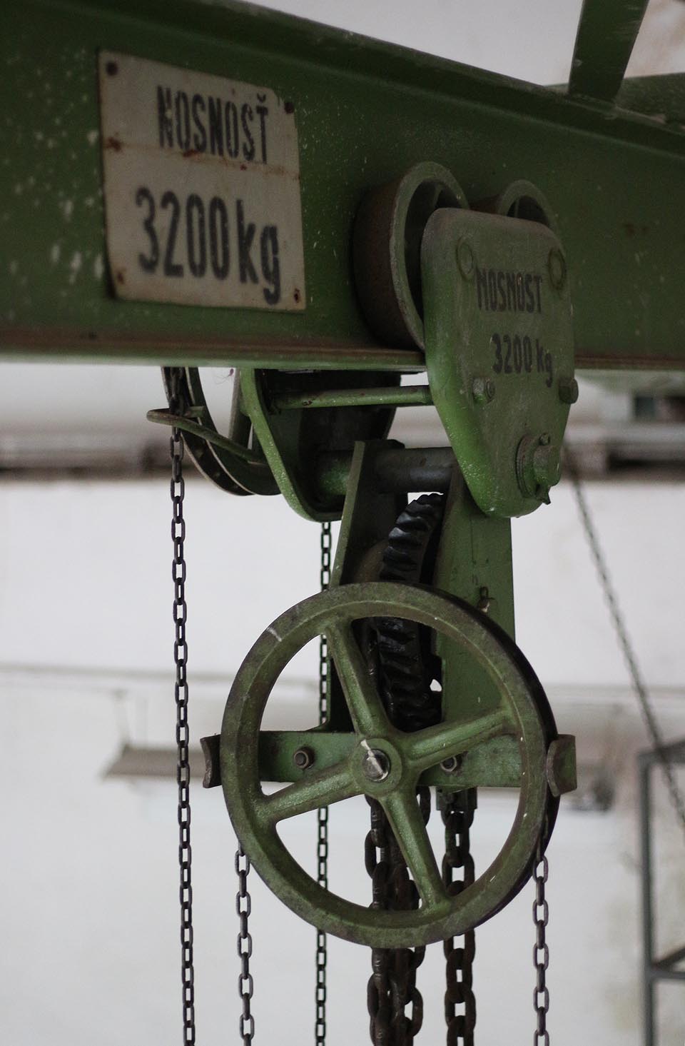 Váha to musela být pořádná - technici si na ni pořídili jeřáb popsaný ve dvou jazycích.