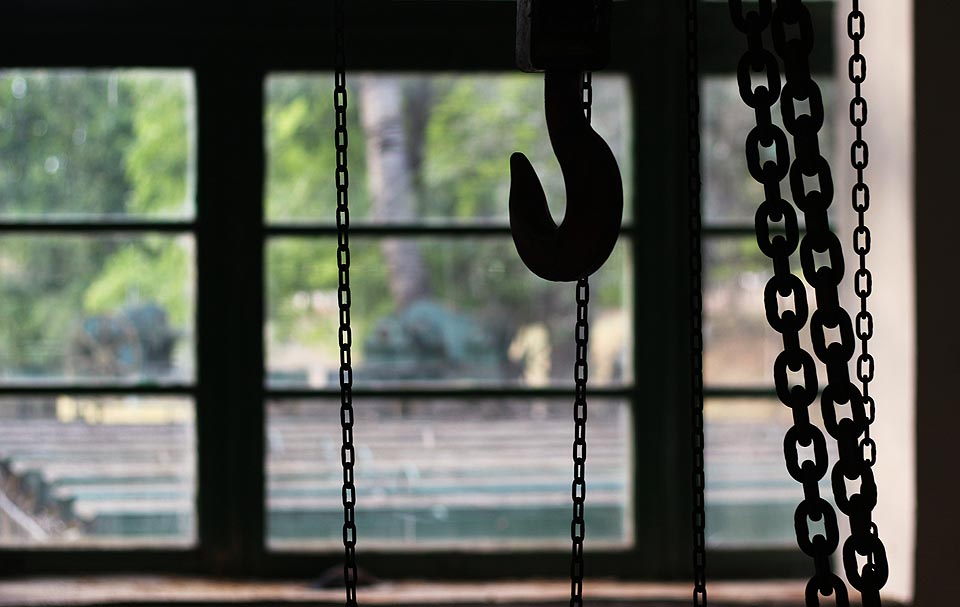 Pohled zvnitra čerpací stanice na konstrukci vtokového objektu a česlí před budovou.