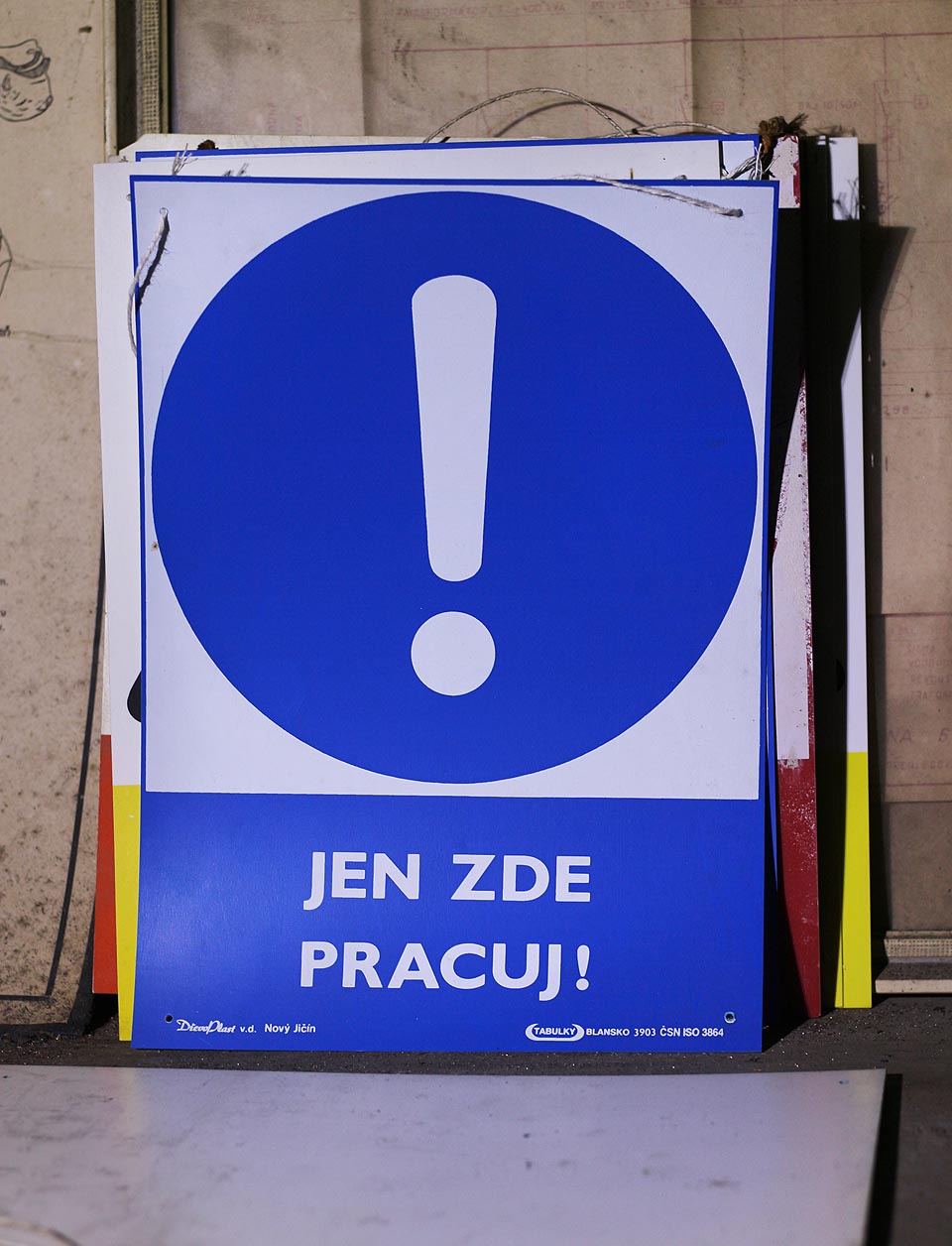 Ani dělníci to tu zřejmě neměli moc rádi a pokoušeli se prchnout. Zaměstnavatel jim proto musel dávat jednoznačné příkazy!