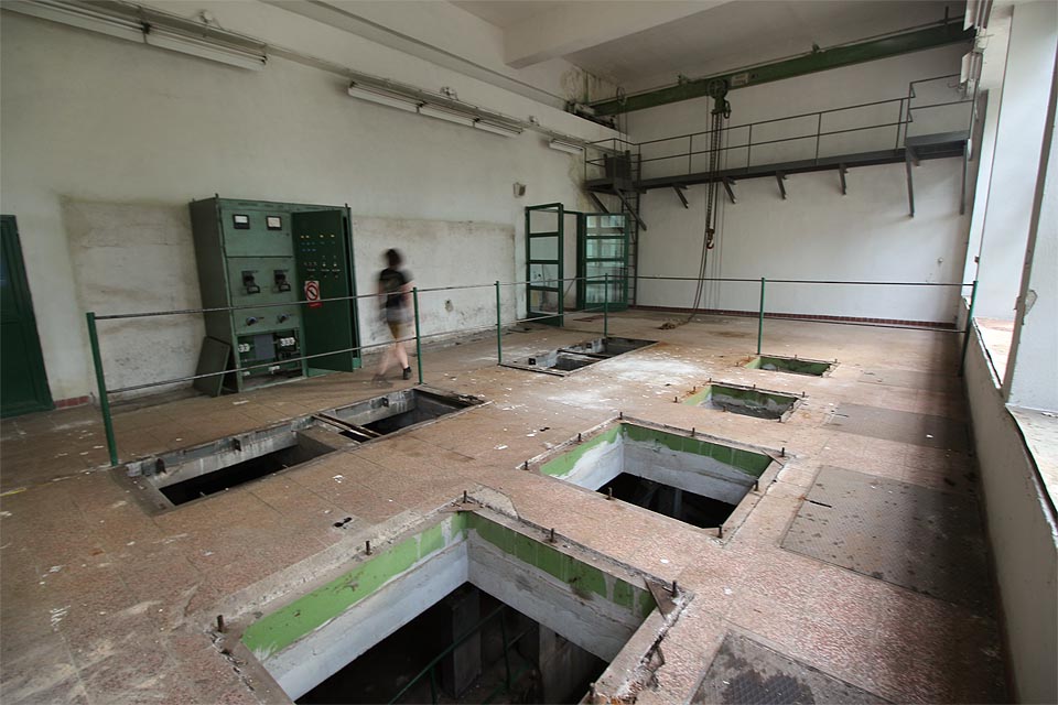 Celkový pohled na vyprázdněný sál horního patra čerpací stanice.