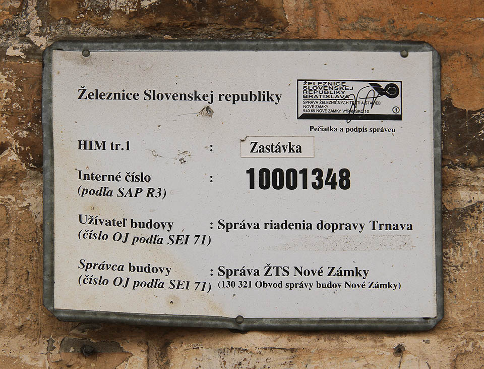 Přestože technicky je zastávka Chľaba zrušená, na místě se stále nachází identifikační cedulka ŽSR.