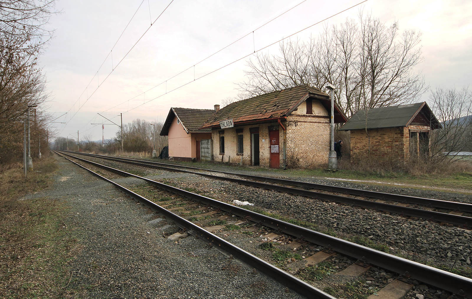 Ubohost vytlučené zastávky ostentativně neladí s významem a vytížeností okolovedoucí železnice.
