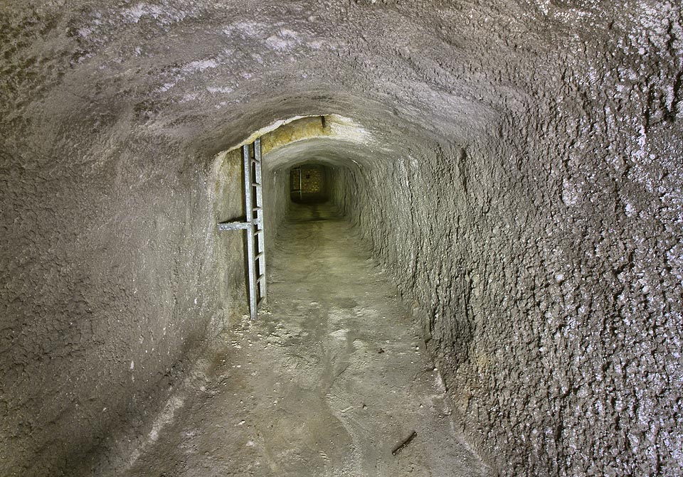 Chodba je ode zdi ke zdi dlouhá několik desítek metrů. Půdvodně byla ale ještě delší.