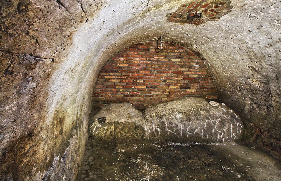 Betonový základ u jižní stěny místnosti možná souvisí s výstavbou kanalizace pod Pekařskou ulicí.