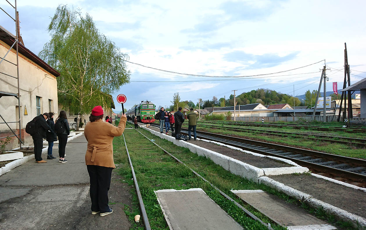 Paní výpravčí zastavuje večerní vlak č. 601 Солотвино–Львів, který se před dvěma hodinami vydal na svou dlouhou noční cestu přes Zakarpatí.