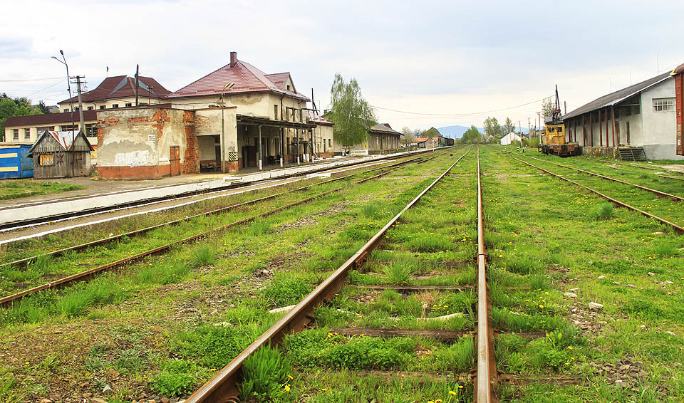 Pohled na kolejiště stanice - vybavena je šesti kolejemi, u prvních tří jsou nástupiště.