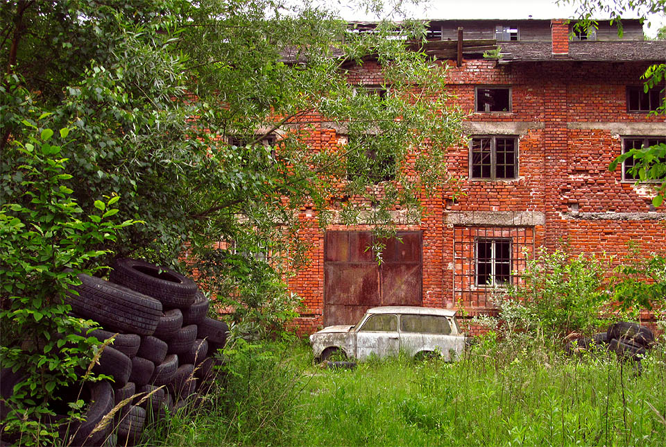 Ovšem zpět k cihelně, před kterou odpočívá další východoněmecký skvost.