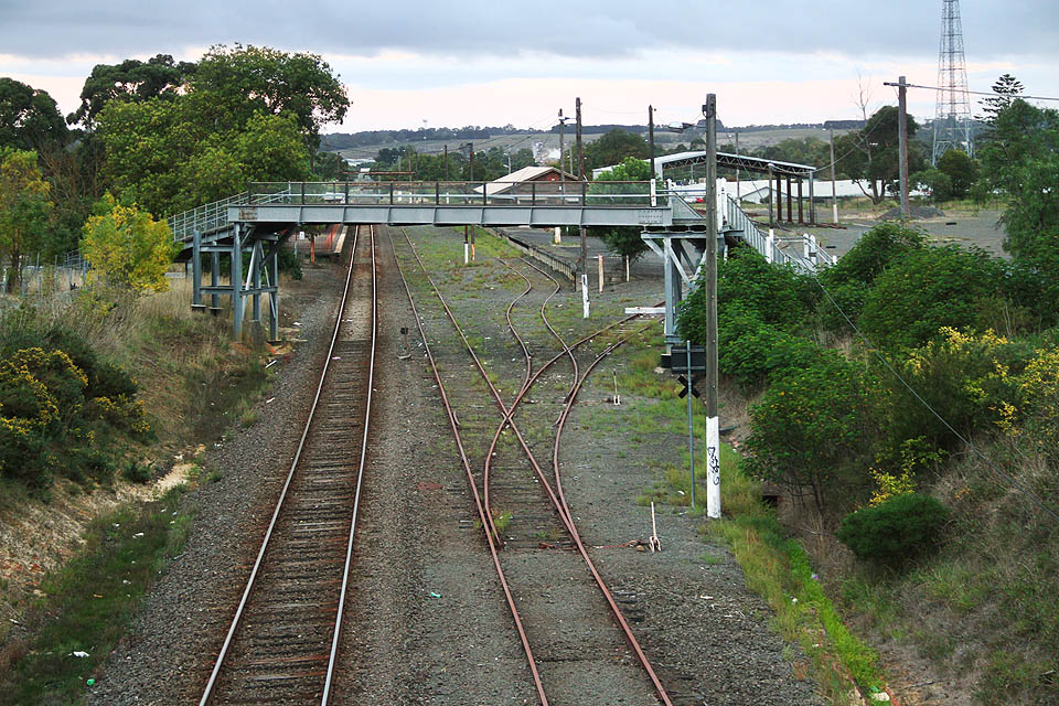Přes východní zhlaví stanice vede šikmo lávka z Gellibrandovy na Wilsonovu ulici s typickými nájezdovými rampami.