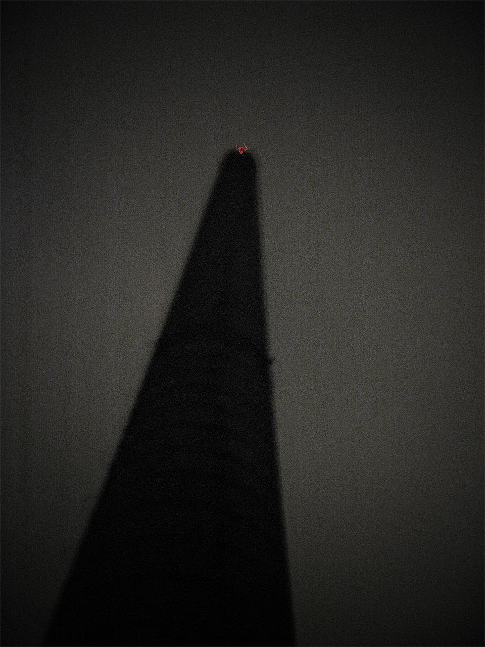 Ačkoliv byl v roce 2008 cukrovar již úplně opuštěn, maják na komíně svítí nadále.