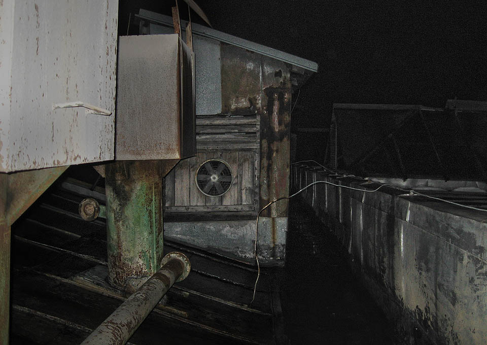 Po střechách vedou chodníčky, kterými lze proniknout do budovy.