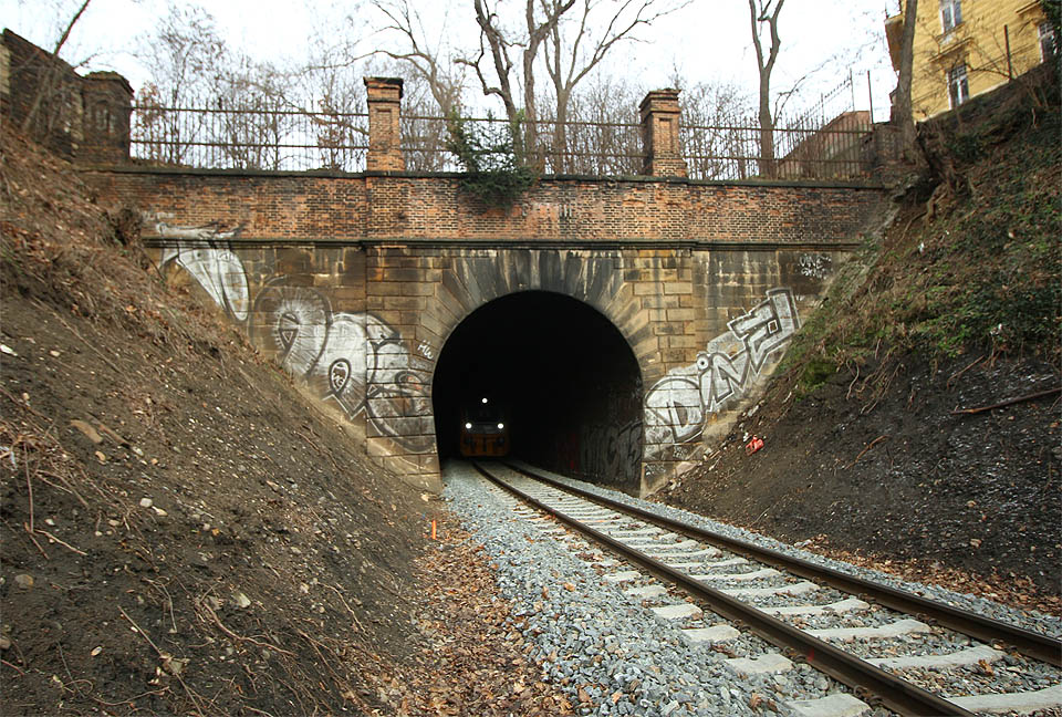 Dejvický tunel je specifický svojí polohou uprostřed rušných městských ulic. Pražská pouliční kultura krásné historické stavbě evidentně škodí.