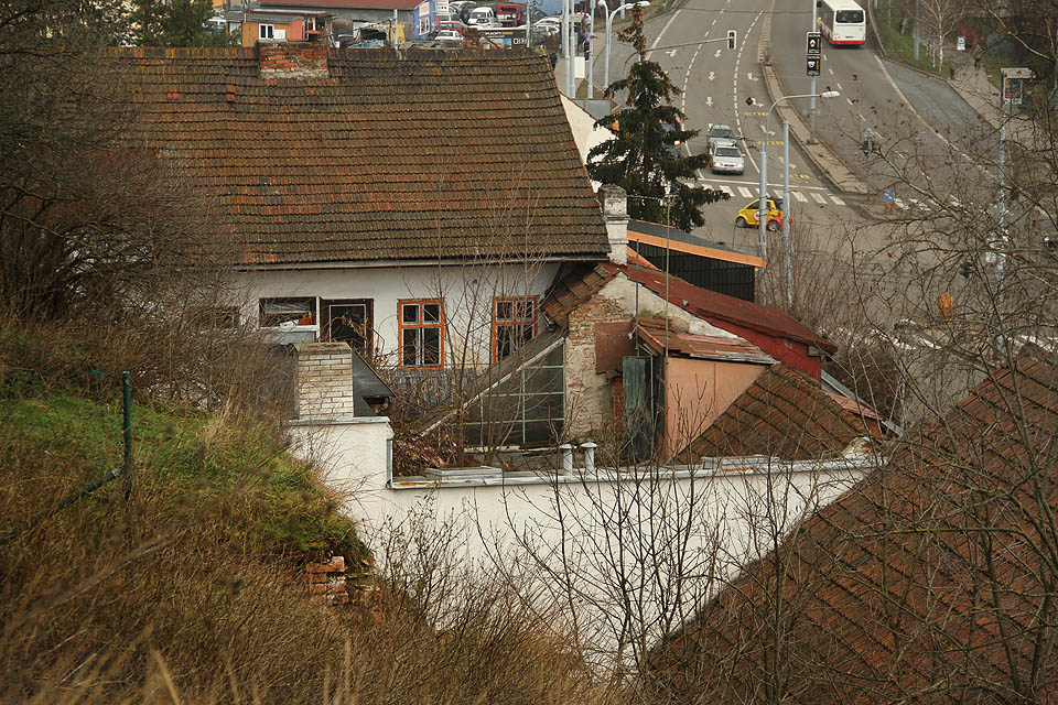 Přes veškerou nepřízeň osudu dokázali místní obyvatelé vytvořit za hradbou vlastních domů pod skálou mikrosvět, kam hluk z ulice doléhal o něco méně a kde čas plynul výrazně pomaleji.