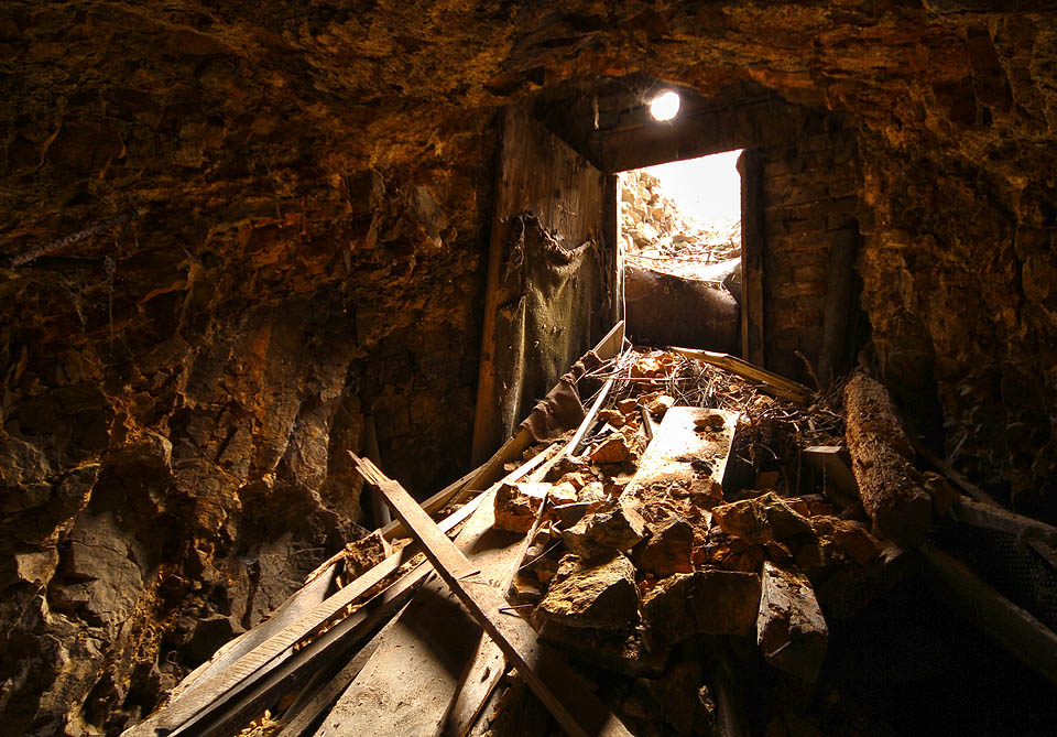 Větší nebo menší sklípek se nacházel za každým domkem v kolonii a je pravděpodobné, že kromě skladování potravin mohly posloužit dobře také jako úkryt při válečných náletech, někde i jako malé dílny.