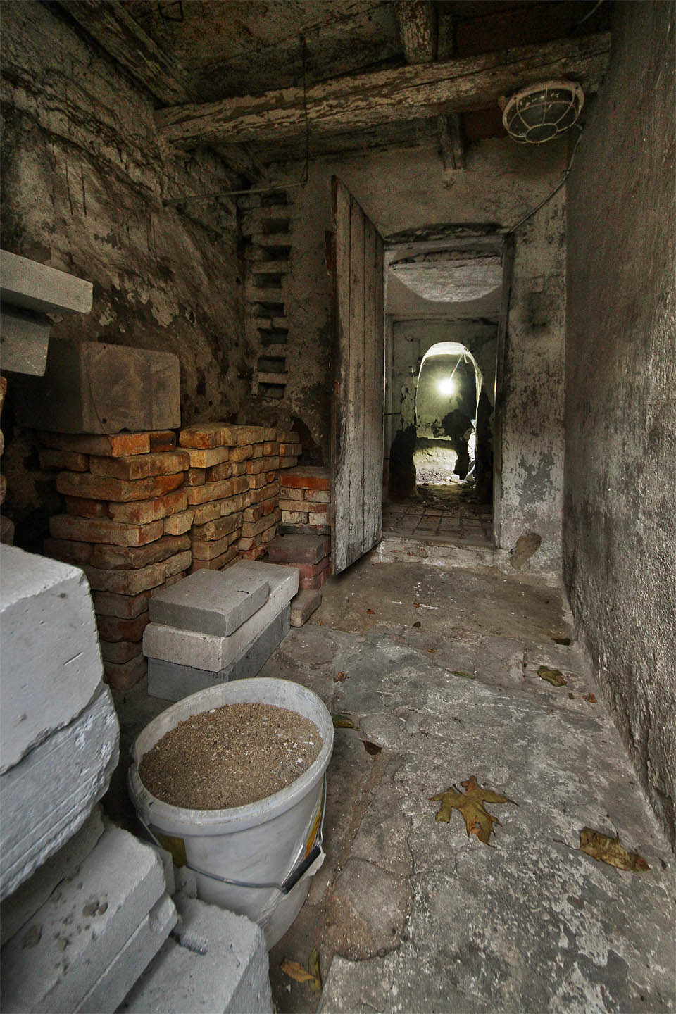 Občas jsou průhledy do hloubky skály ve dvoře překvapivě hluboké. Co se asi stane s vykutanými chodbami, až na místě domků vyroste betonový obr?