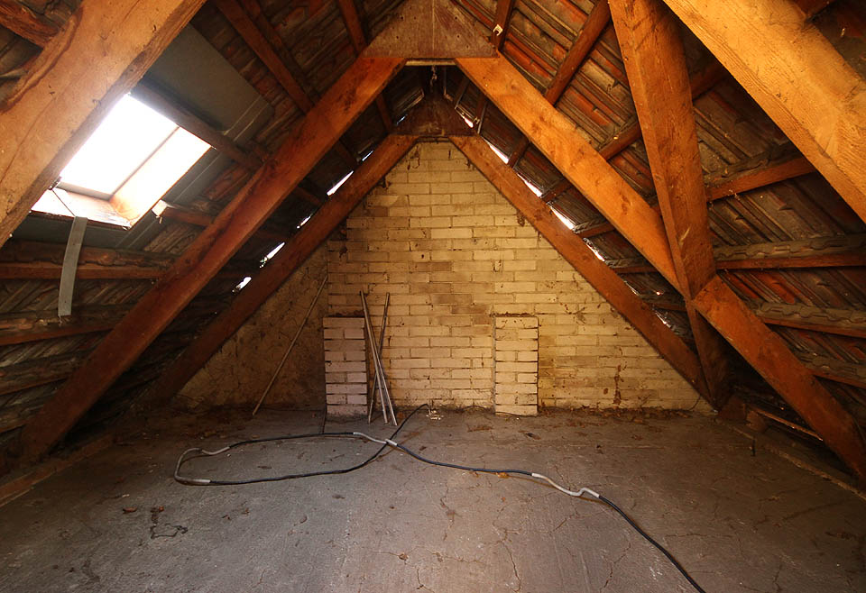 Jako u všech domů i v kolonii Pod kopcem lze nalézt romantické půdičky, na kterých by se mohla ukrývat třeba stínadelská tajemství. Některé krovy jsou přes sto let staré, jiné svítí novotou.