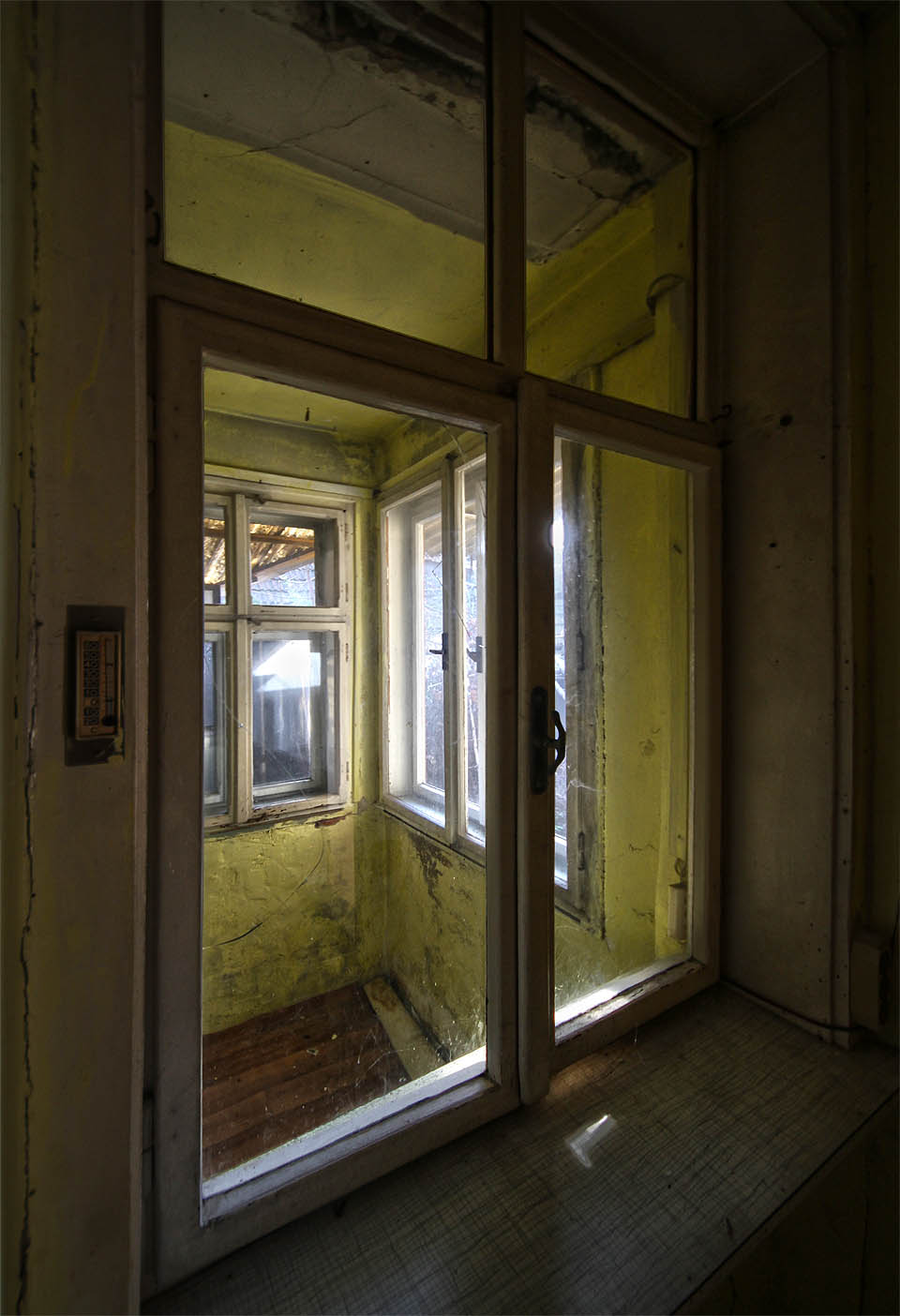 Nedostatek prostředků a živelné prostředí dělnické kolonie daly vzniknout přístavbám a nástavbám lepeným na sebe tak, že se občas z oken vedoucíh na dvůr stala okna mezi místnostmi a rozdíl mezi vnitřním a vnějším prostředím na mnoha místech ztratil na významu.