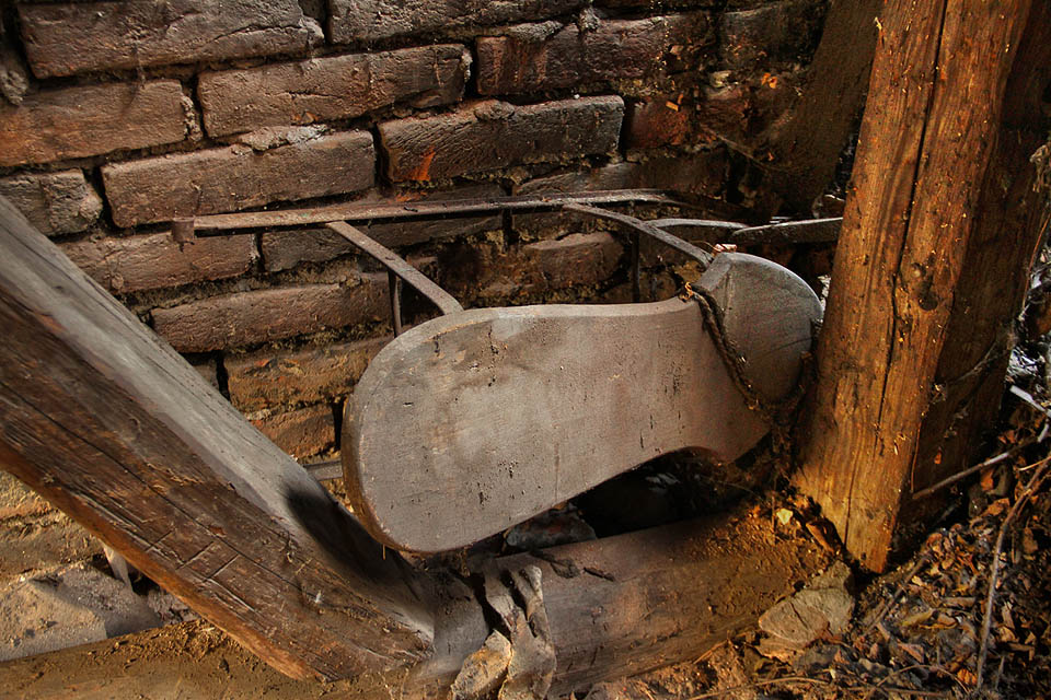 Historické sáňky zaklíněné v krovech kůlny za <a href="/Tema/Rodinný dům Provazníkova 65">domem č. 65</a> jsou nervózní jako sáňky na podzim. Sníh už neviděly hodně dlouho.