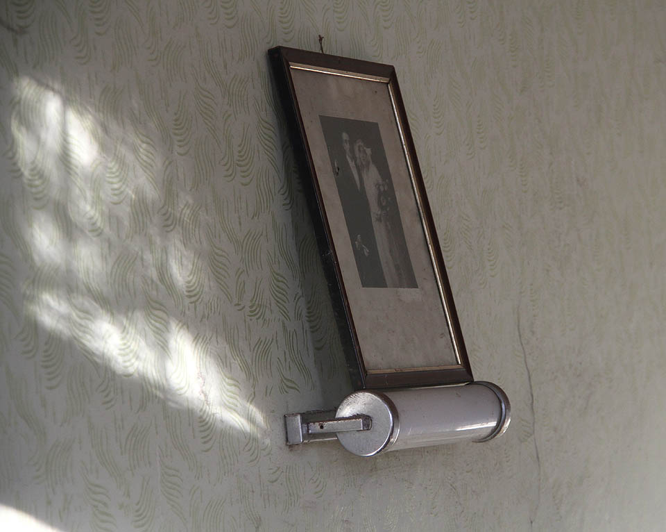 Na několika místech lze narazit na takřka intimní doklady o životě místních obyvatel. Jedním z nich je svatební fotografie v <a href="/Tema/Rodinný dům Provazníkova 79">domě č. 79</a>.