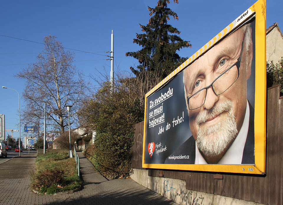 Pod kolonií bojuje Mirek prezident za svobodu. Myslel tím svobodu zdejších romantických domků?