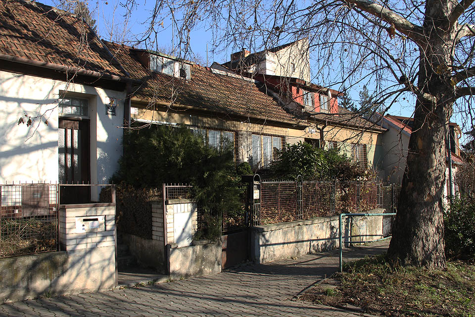 Na konci roku 2017 vypadala spodní část Provazníkovy ulice zdánlivě stejně jako kdykoliv předtím. Poklid předzahrádek a střešních vikýřů rušil ryk motorů z výpadovky opodál, ale na pohled byly domky docela utěšené.