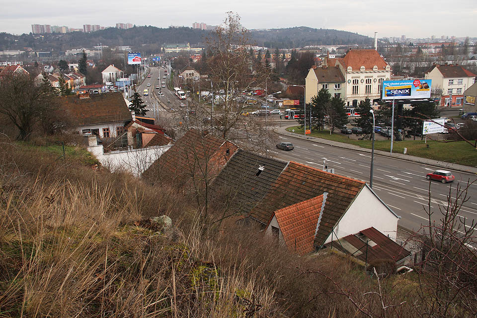 Šestiproudá výpadovka, která se stala v roce 1976 osudnou polovině dolní části Kohoutovy ulice, se hodlá dále rozpínat. Auta postupně dusí město, uhnout jim musí celé bloky domů, kde se žilo po staletí.