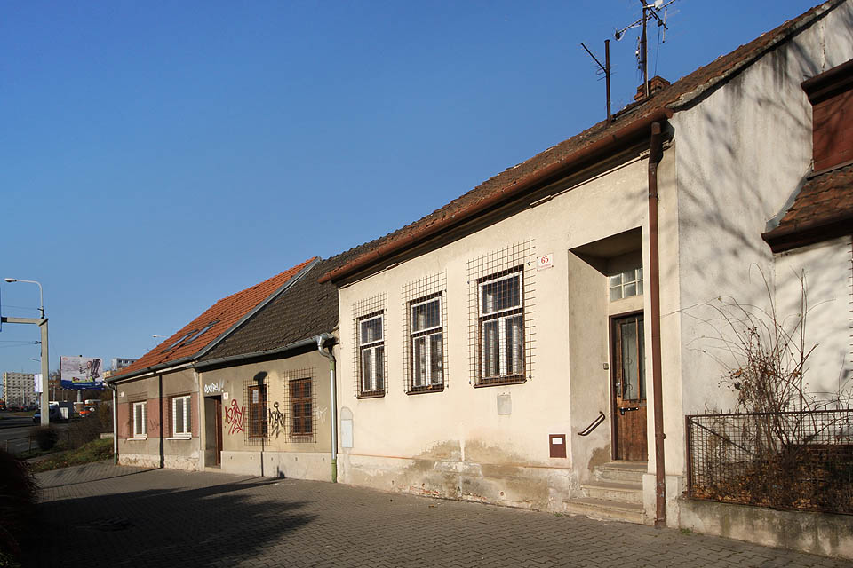 Přikrčené domky pod skálou to mají spočítané. Naposledy lze spatřit jejich pitoreskní fasády a nakouknout do dvorků poskládaných na sebe jak dětské hračky v krabici.