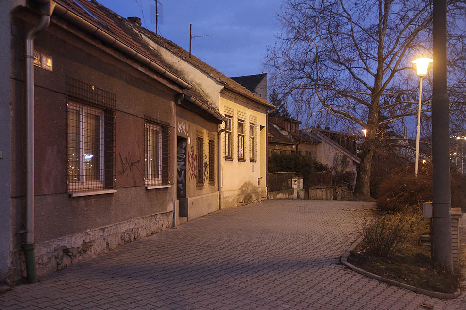 Ačkoliv ze vhodného úhlu vypadá romanticky, ve skutečnosti ztratilo tohle zákoutí duši už před desítkami let, když se proudy aut spustily dolů z Černých Polí po prodloužené Provazníkově ulici a zahubily malebné Tomkovo náměstí i nábřeží <a href="/Tema/Svitava">Svitavy</a>.