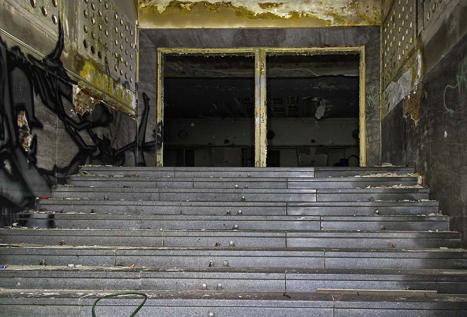 Tak vypadalo schodiště ve spojovací chodbě mezi uličním a dvorním traktem v roce 2014.