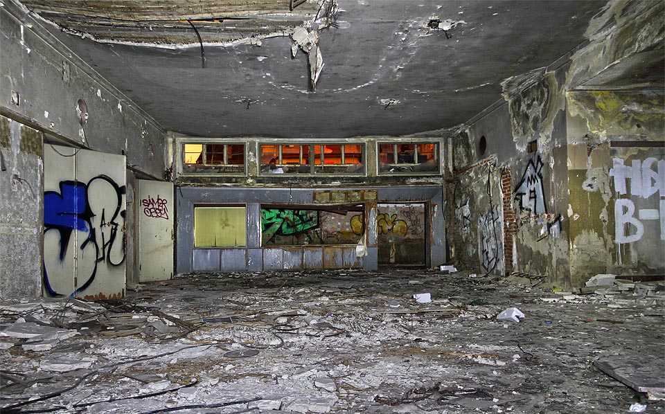 Šatna v hlavním předsálí. Kdo by si tady nechtěl odložit kabát?