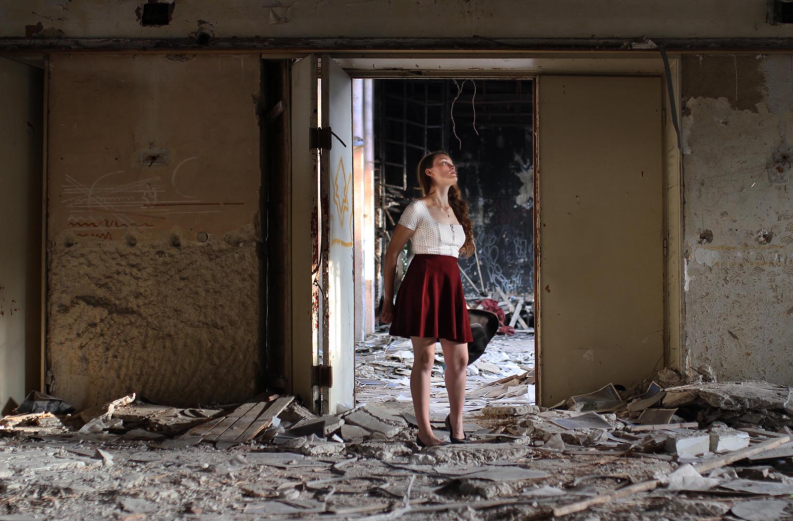 Pozapomenutá tanečnice marně vyhlíží kousek parketu, kde by se mohla uplatnit. Veškerou volnou plochu pokryly kusy propadených stropů z vyšších pater.