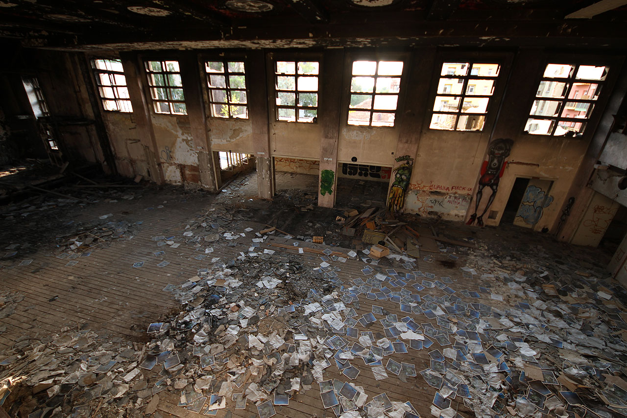 I po úklidu žehem je v dělnickém domě desek pořád dost.