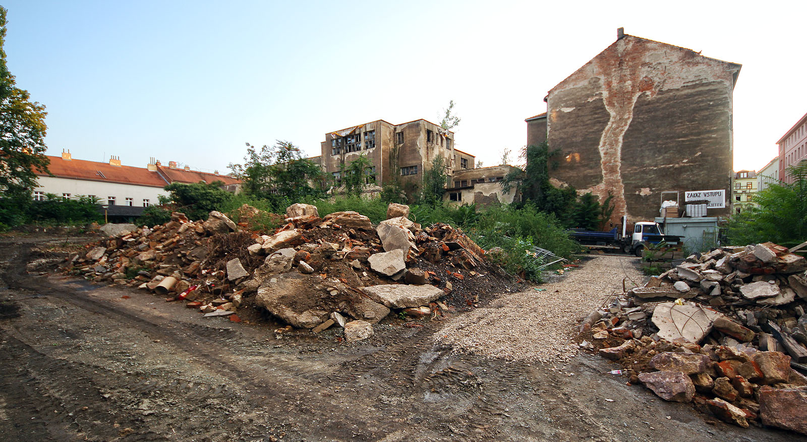 Do památkově chráněné funkcionalistické budovy z roku 1929 se v roce 2018 zakusují stavební stroje, jako by o nic nešlo. Snad z ní zbude aspoň malá část připomínající složitou historii dělnictva v Brně.