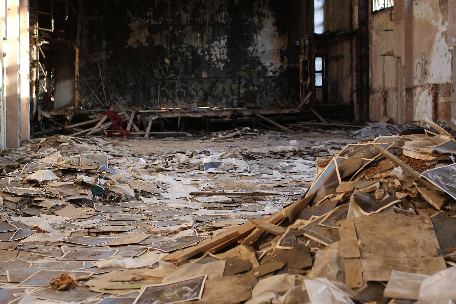 Tady je snad někdo házel na hromadu vidlemi.