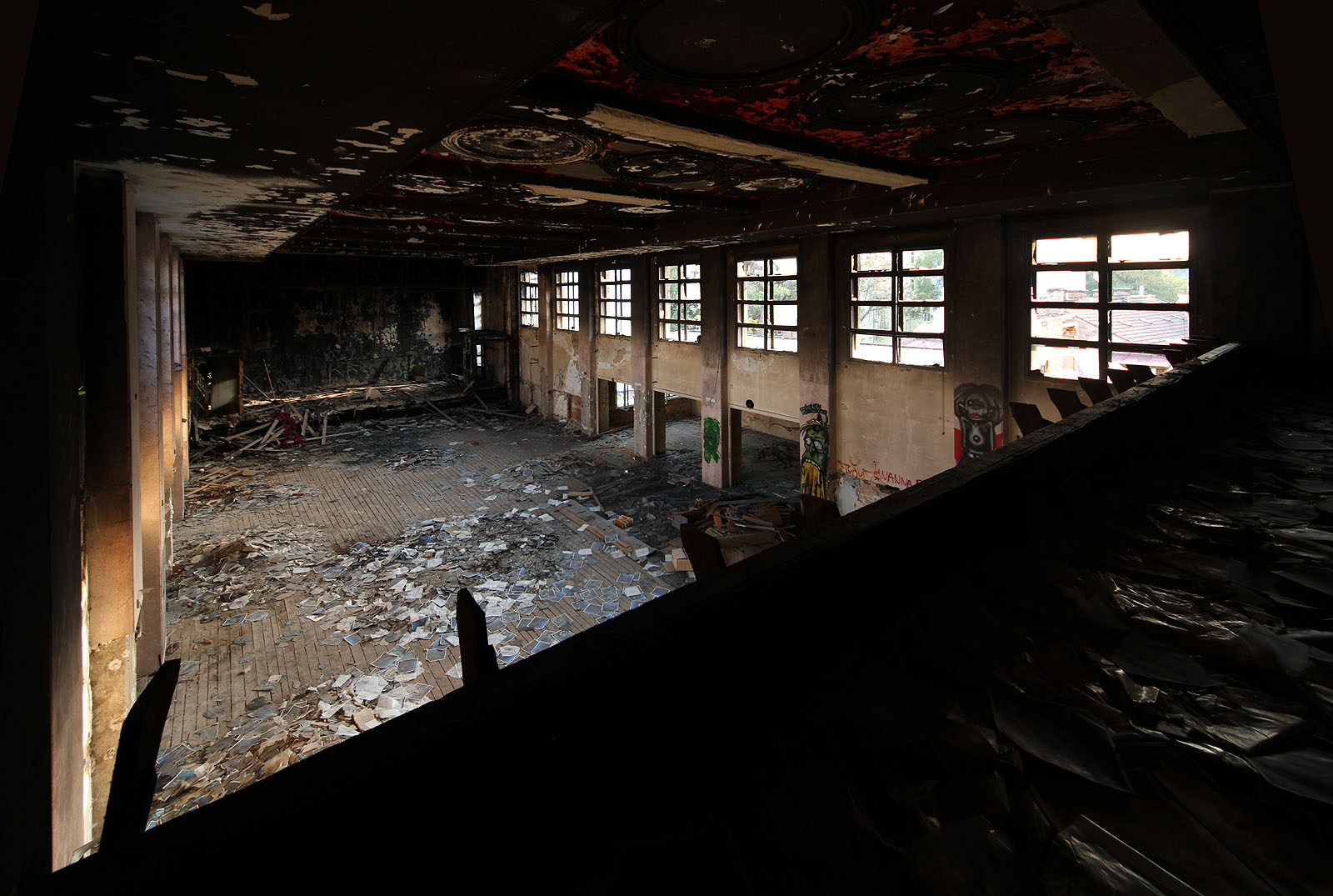 Nejmajestátnější pohled na sál skýtá ve výši položený balkón. Také zde je zásoba elpíček dostatečná.