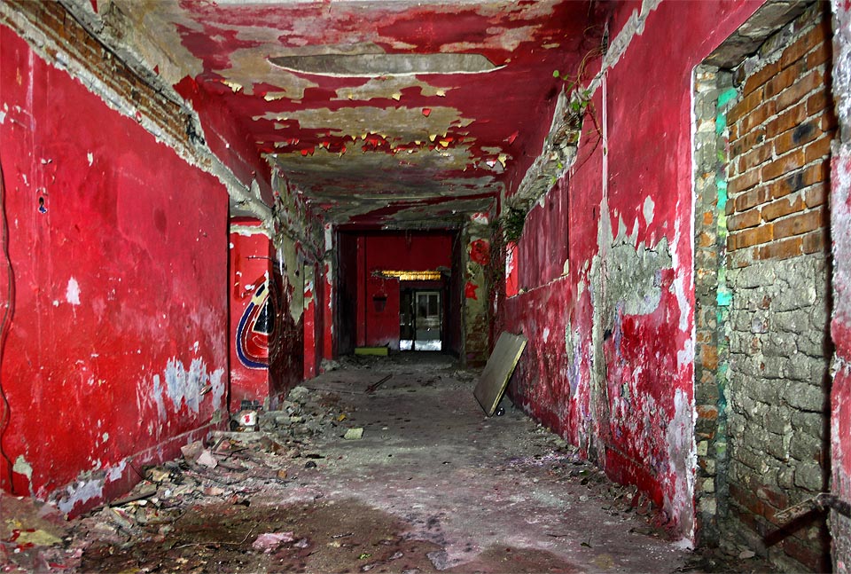 Ačkoliv by rudá barva docela dobře vystihovala historii budovy spjatou se socialistickým a komunistickým hnutím, mají netradiční výmalbu na svědomí zřejmě až tetrahydrohoši.