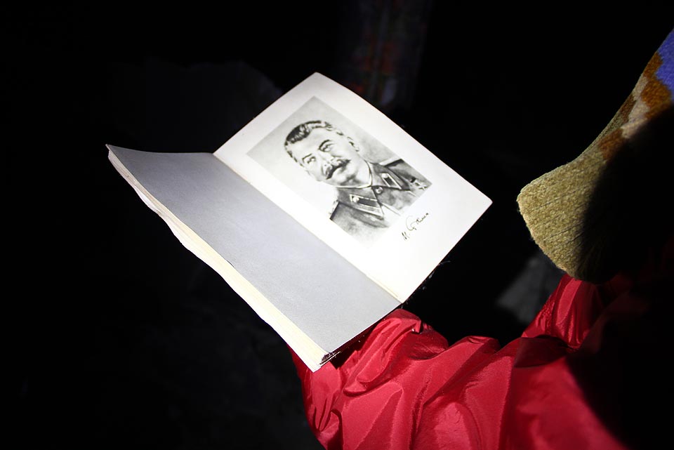 V padesátých letech nesměl dělnickém domě chybět sám nejvyšší. Generalissimus nás uvítal hned za vchodem ze dvora.