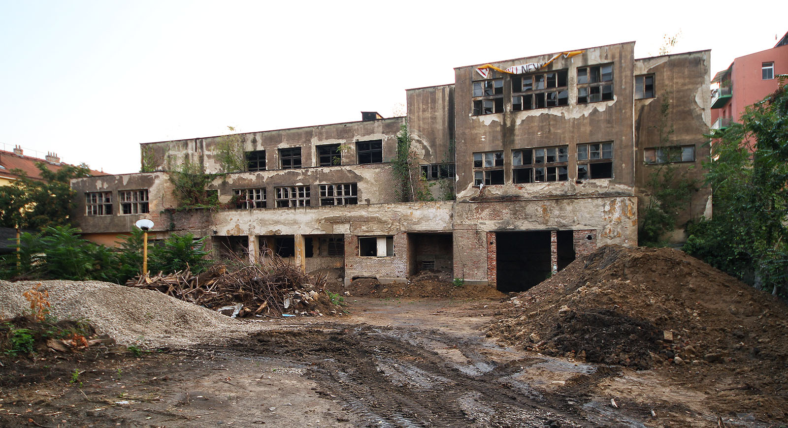 Navzdory striktní pravoúhlosti stavby vytvořil architekt Eduard Göttlicher zajímavě členitou budovu, která vytváří na svém povrchu nejednu terasu či zákoutí. Náletové stromky atmosféru stavby ještě umocňují.